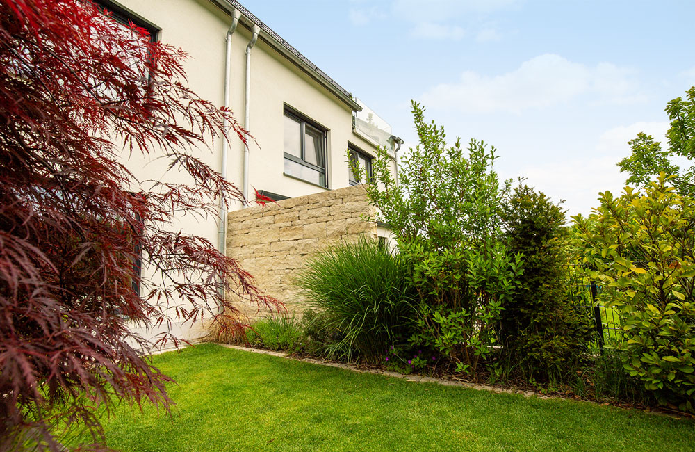 Mit Rieper Garten und Schwimmteich in Ingolstadt erhalten Sie moderne Natursteinmauern als Sichtschutz für Ihren Garten.