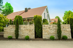 Natursteinmauern von Rieper eignen sich als Grundstücksbegrenzung oder Zaunanlage für Ihren Garten.