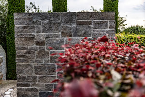 Rieper Garten und Schwimmteich in Karlskron plant für Sie die perfekte Natursteinmauer zur Begrenzung Ihres Gartens.