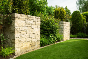 Integrieren Sie eine Mauer aus Naturstein in Ihre Gartengestaltung und wenden Sie sich an Rieper Gartenbau in Karlskron.