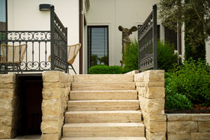 Den Aufgang zu Ihrem Garten können Sie dank Rieper mit einer Mauer oder Treppe aus Naturstein gestalten.