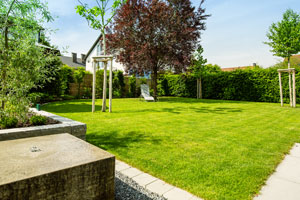 Wir von Rieper Garten und Schwimmteich säen und pflanzen den perfekten Rasen für Ihre Gartenanlage.