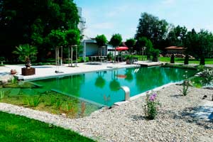 Wir beraten Sie zu den Möglichkeiten der Realisierung eines Schwimmteichs in Ihrem persönlichen Garten.