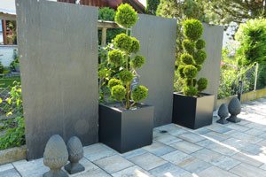 Egal ob Steinauer, Holzkonstruktion oder Metallbauten - ein guter Sichtschutz ist unentbehrlich für Ihre Gartenanlage.