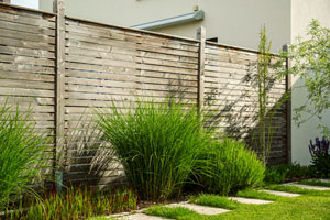 Ein Sichtschutz aus Holz ist der Klassiker unter den beliebtesten Trennwänden im eigenen Garten.
