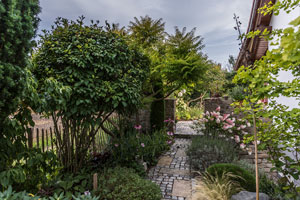 Mit verschiedenen Pflanzen und modernen Natursteinmauern können Sie sich den Traum vom mediterranen Garten erfüllen.