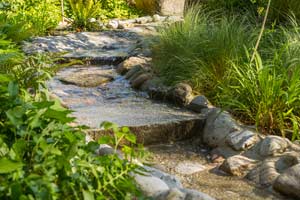 Neben Springbrunnen und Wasserfällen zählen auch Wasserpiele zu den beliebtesten Accessoires im eigenen Garten.