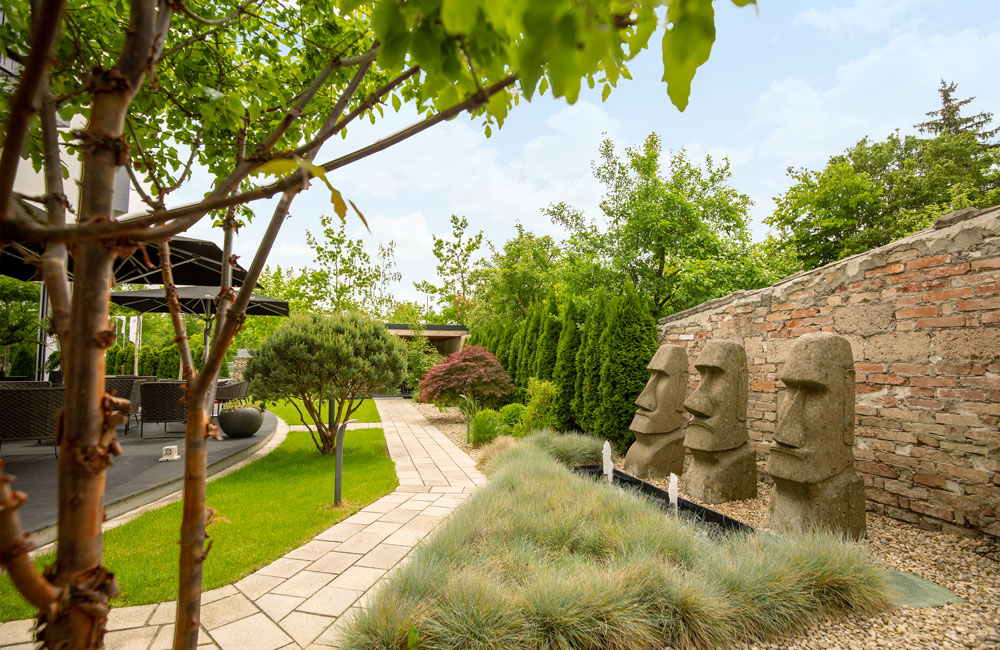 Im Auftrag des Block Hotel & Living in Ingolstadt gestalteten wir eine tropische Gartenanlage mit Wasserspiel.