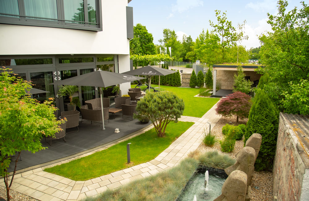 Genießen Sie den Ausblick auf den von Rieper gestalteten Garten im Block Hotel & Living in Ingolstadt.
