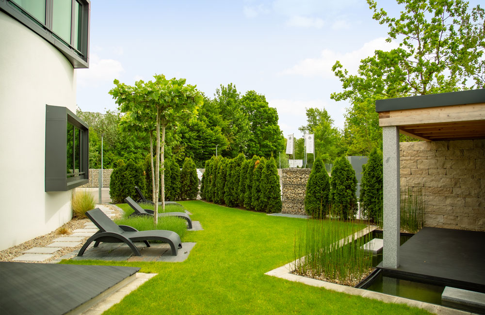 Genießen und entspannen Sie im gepflegten Garten von Block Hotel & Living, welcher von Rieper konzipiert wurde.