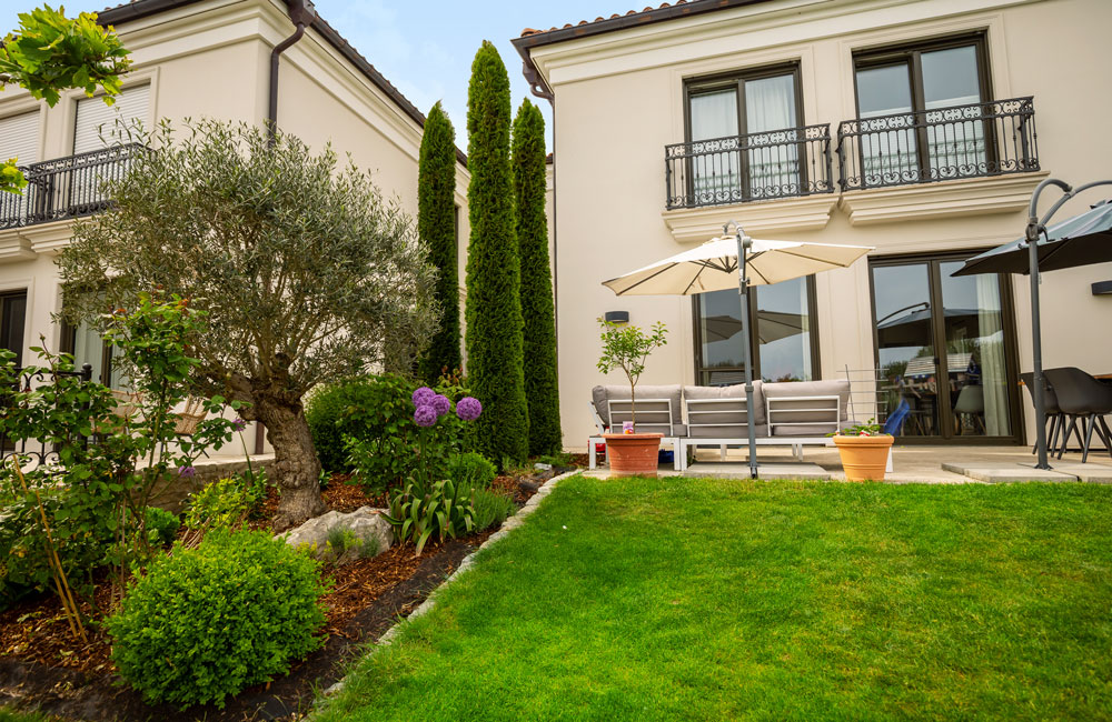 Auf der gemütlichen Terasse im toskanischen Stil können Sie sich in Ihrem Garten rundum wohlfühlen.