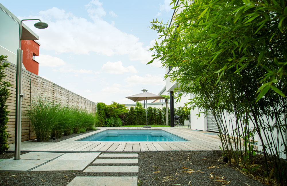 Kombinieren Sie Ihre Gartengestaltung mit einem professionell angelegten Naturpool für Ihre Außenanlage.