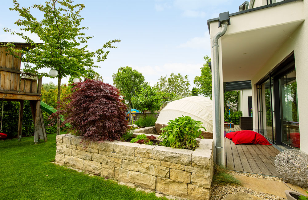 Besonders für Familien in Ingolstadt ist ein großer und gepflegter Garten mit Spielplatz von Bedeutung.