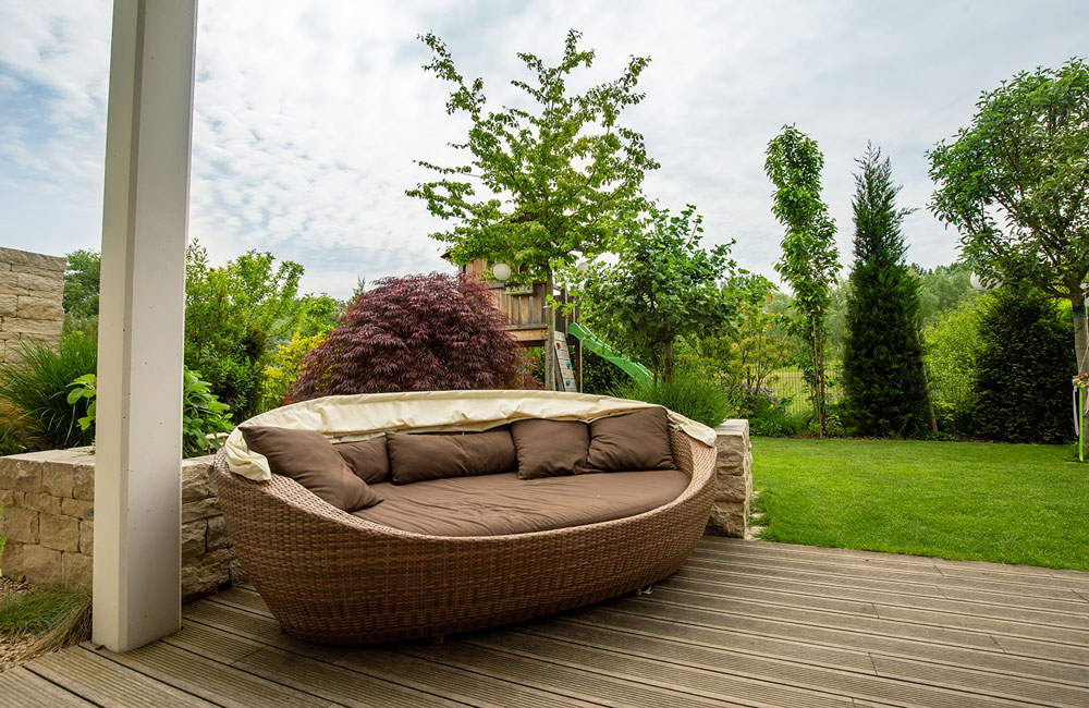 Von Ihrer Terasse aus haben Sie in der gemütlichen Ruhezone eine wunderbare Aussicht auf Ihren Garten.