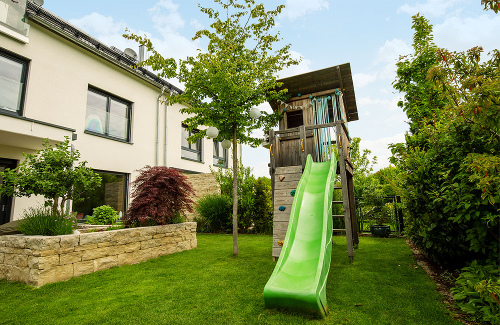Ein Klettergerüst ist der perfekte Spielplatz für Kinder im Garten des eigenen Zuhauses.